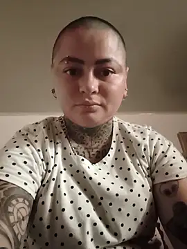 Carolain2026 online show from April 8, 8:00 pm