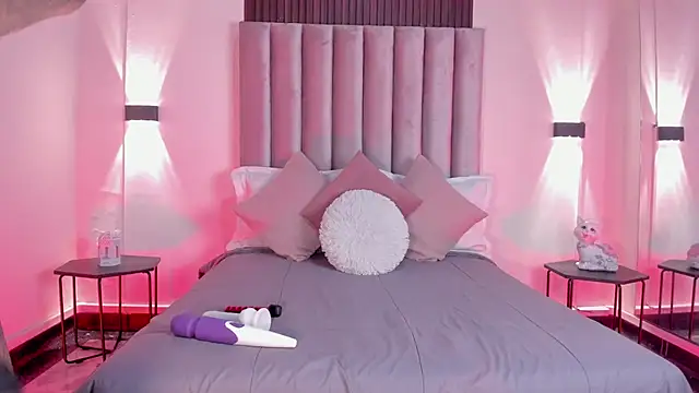 Isis Moon online show from April 8, 8:22 pm