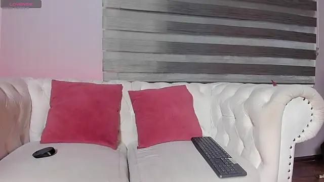 Lara reynolds  online show from March 8, 12:18 am