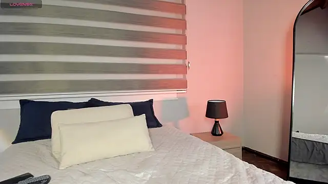 Lara reynolds  online show from April 18, 8:20 pm