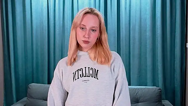 EmilyReyess online show from February 18, 11:09 am