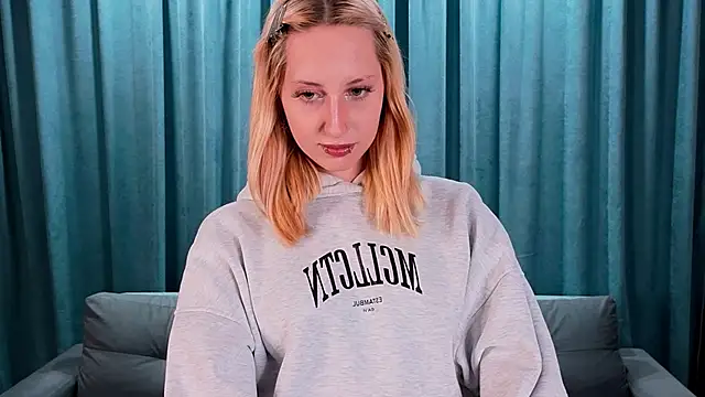 EmilyReyess online show from February 15, 2:05 pm