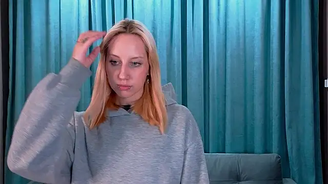 EmilyReyess online show from February 19, 2:05 pm