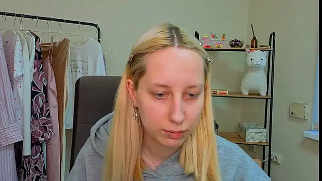 EmilyReyess online show from February 10, 2:09 pm