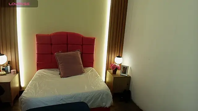 IvonneRoss  online show from April 7, 11:56 am