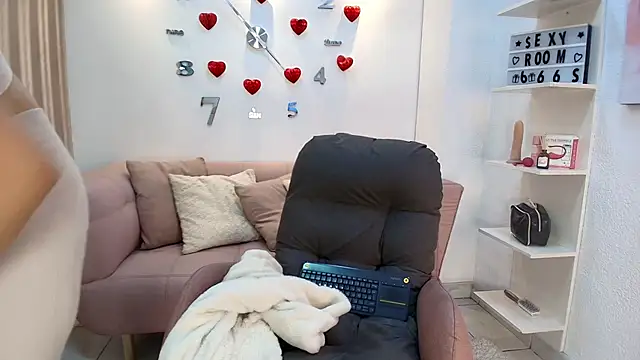 Luna Millers online show from March 4, 3:57 am