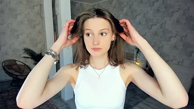 LianneBynon online show from March 22, 9:26 am