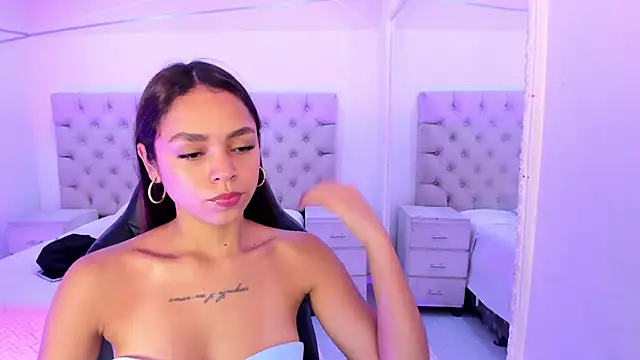 CarolineFyre online show from March 8, 2:32 pm