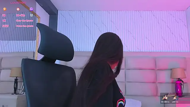 CarolineFyre online show from April 8, 1:13 pm