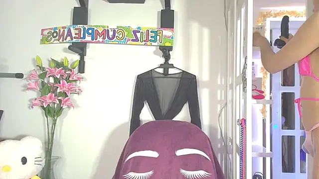 Yiyii online show from April 9, 9:09 pm