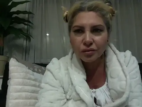 mistycbeauty online show from April 27, 3:36 am