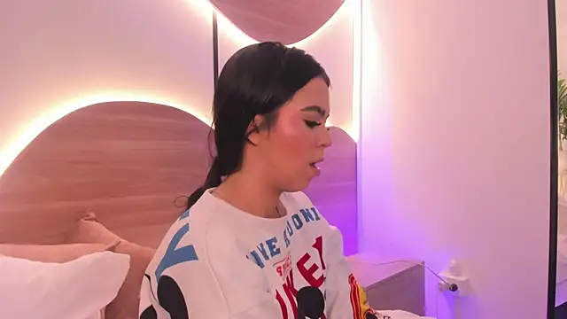 ariadna boneville online show from April 10, 7:25 am