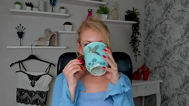 CinderellaMoon online show from March 26, 6:48 am