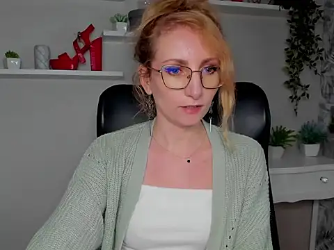 CinderellaMoon online show from March 10, 6:28 am