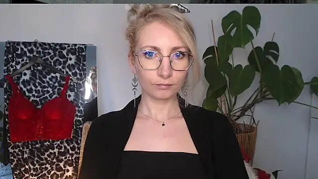 CinderellaMoon online show from April 9, 5:21 am