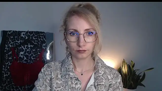 CinderellaMoon online show from April 7, 5:20 am