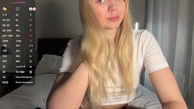 AlexaDeviliciouss online show from April 18, 3:36 pm