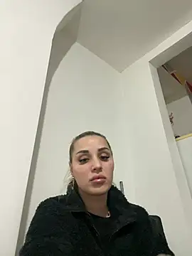 Giullyaxxx online show from March 11, 10:01 pm