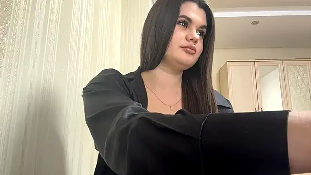 elaracuttie online show from April 3, 3:54 pm