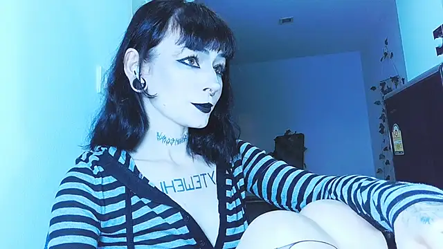 H3xD0ll online show from April 4, 11:25 pm