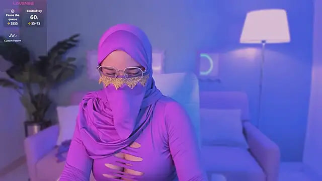 SamiraLuxe online show from April 10, 11:05 am