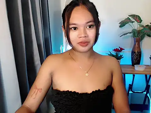 naomi scarlet online show from April 10, 5:30 pm