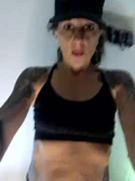 LauKiss online show from April 13, 7:58 pm