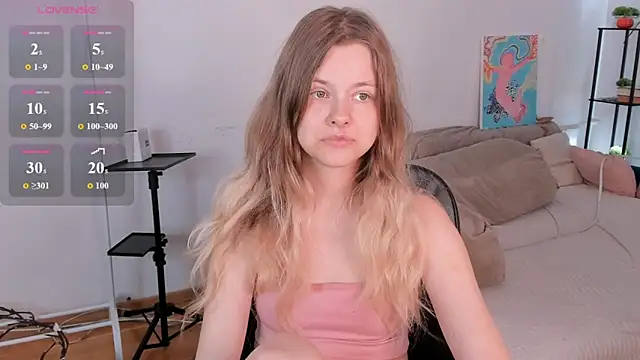 Glitch Doll online show from August 5, 5:47 am