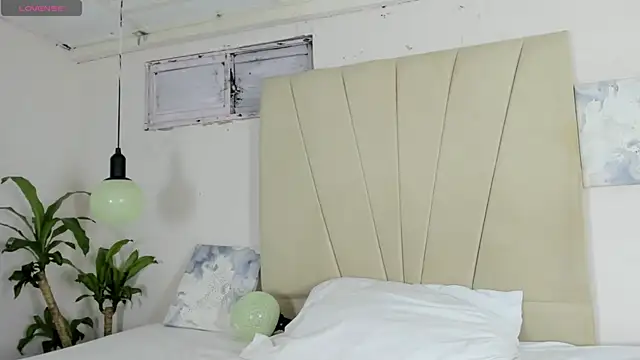 kristel lee  online show from April 21, 2:51 am