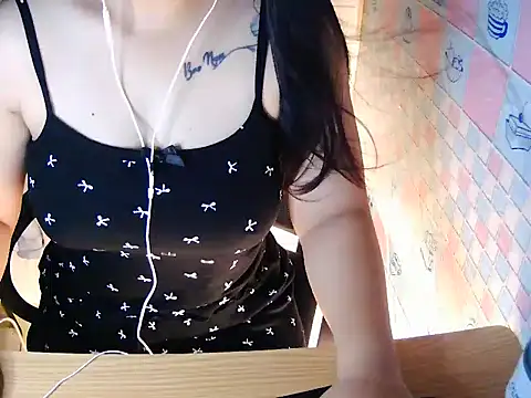 Jui-Es online show from August 3, 10:59 pm
