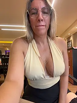 Gatitacarlita online show from April 12, 6:11 pm