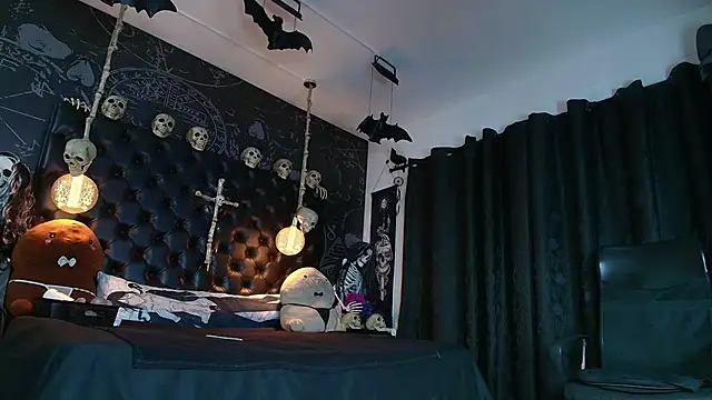 AlexHoe  online show from April 7, 6:32 pm