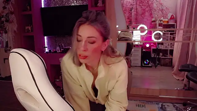 AnnieGOld  online show from February 7, 10:46 pm