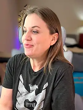 MaiseKnox online show from April 12, 6:11 pm