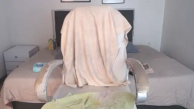 selena yourmilf online show from April 10, 7:20 pm