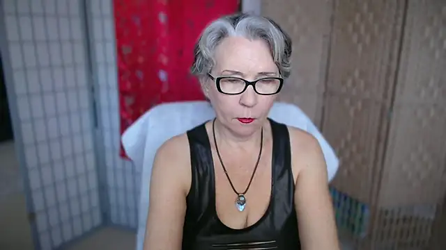 petradaniels online show from July 8, 8:00 pm