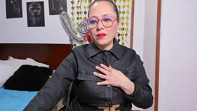 taylorhot70 online show from March 31, 4:12 am