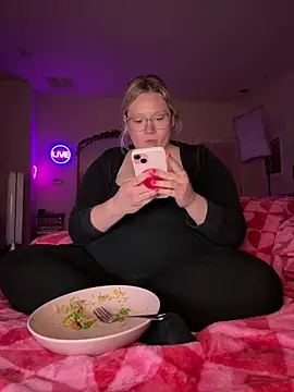 PiggyRose online show from April 8, 1:08 am