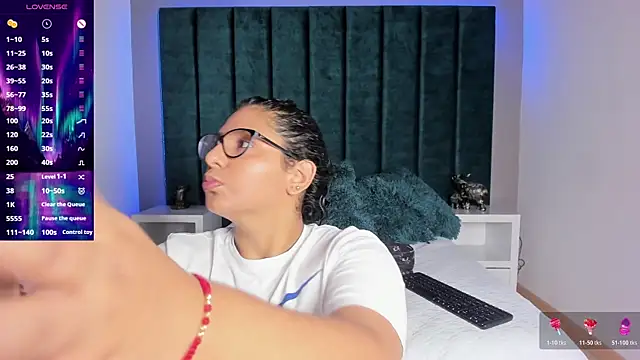 DanielleEvans  online show from February 5, 11:35 am