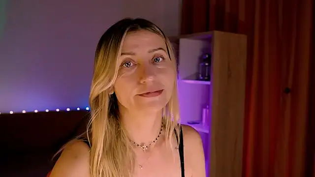 ZoeGrant online show from April 17, 5:37 pm