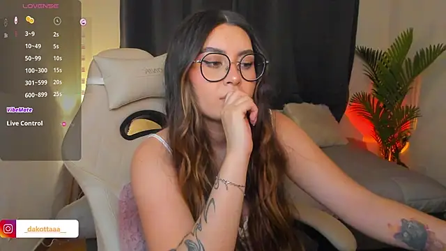 dakottaa  online show from April 7, 11:40 pm