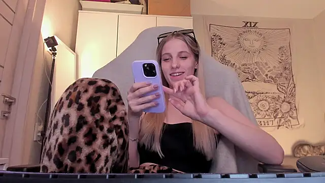 Anna Fink online show from March 11, 8:11 pm