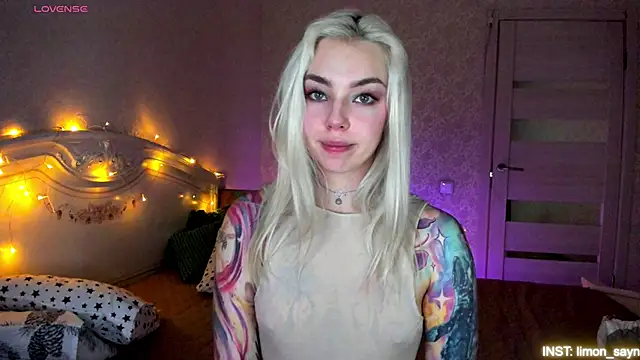 LillyMoure  online show from April 5, 12:09 am