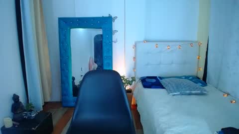 stef read my description online show from February 1, 11:48 pm