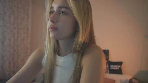Snapshot of 2girls_1dream chatting on March 3, 8:54 am Elley online show from March 3, 8:54 am
