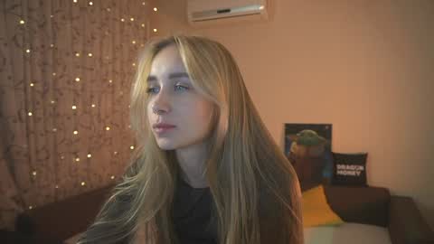 Snapshot of 2girls_1dream chatting on December 18, 4:28 pm Elley online show from December 18, 4:28 pm