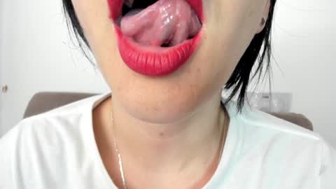 Snapshot of _antomouth_paradise chatting on December 6, 10:16 am antonia online show from December 6, 10:16 am