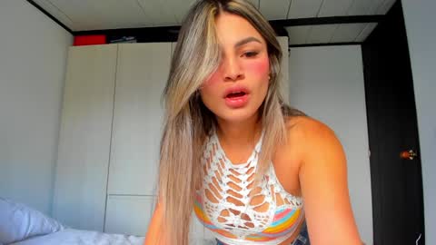Snapshot of _cereza_ chatting on December 18, 9:18 pm Bella online show from December 18, 9:18 pm