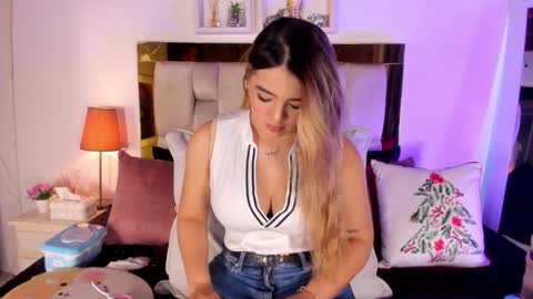 Isabella online show from December 19, 12:30 pm