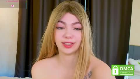 Snapshot of _emilyzortea_ chatting on October 19, 8:27 am Emily online show from October 19, 8:27 am